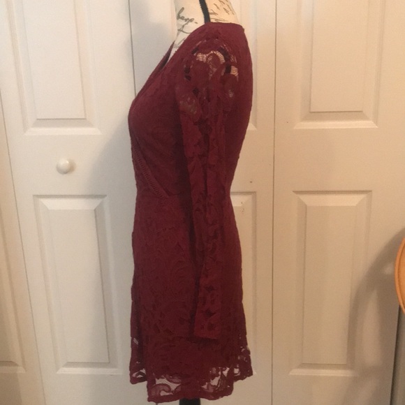 Hollister V-neck Lace Dress - Picture 3 of 10